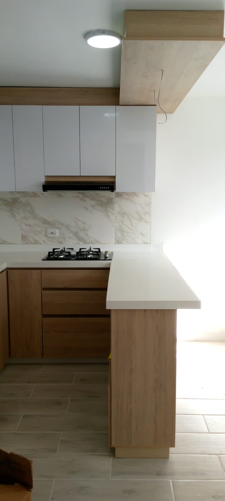 Cocina blanca con barra