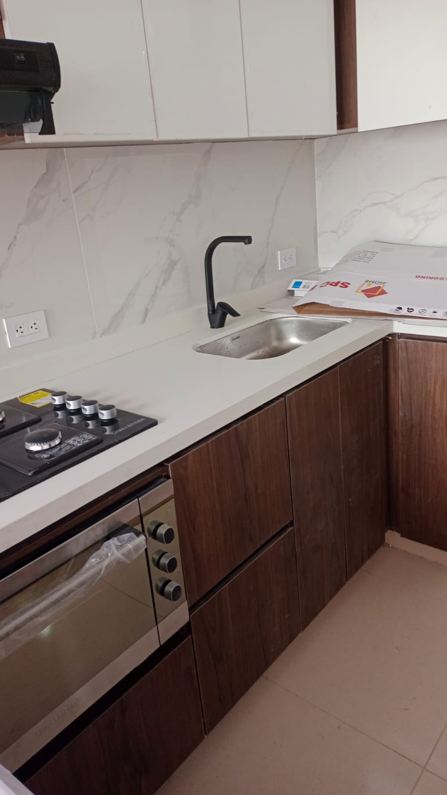 Cocina café con horno empotrado