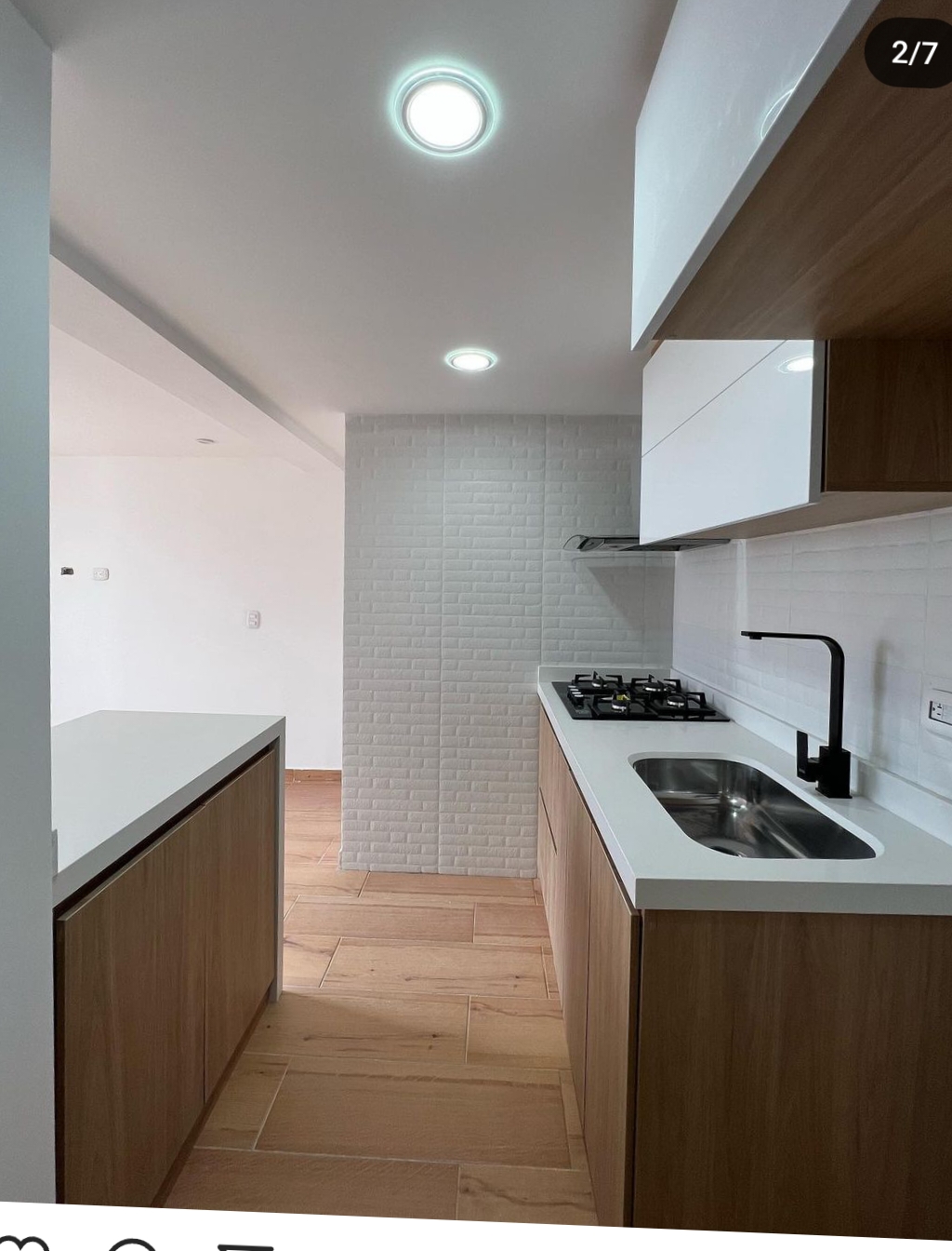 Cocina con mesón en granito negro