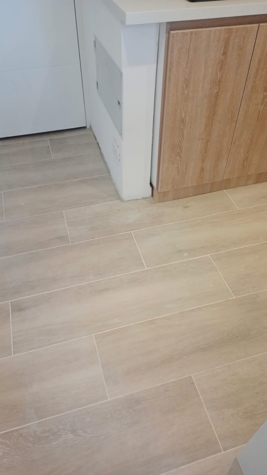 Piso SPC tipo madera instalado